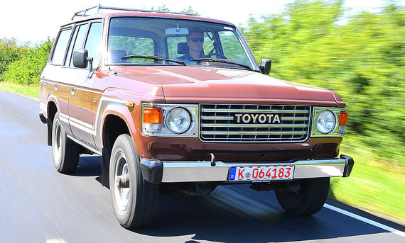 Der Toyota Land Cruiser J6 fahrend von vorne