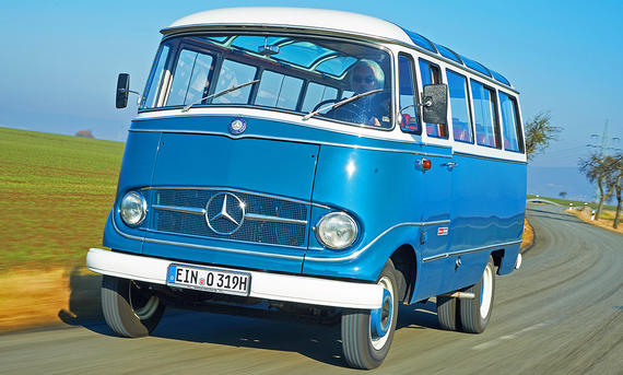 Der Mercedes O 319 D fahrend von vorne