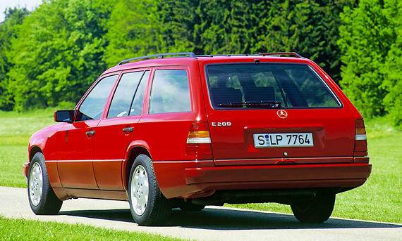 Der Mercedes S124 fahrend von hinten fotografiert.