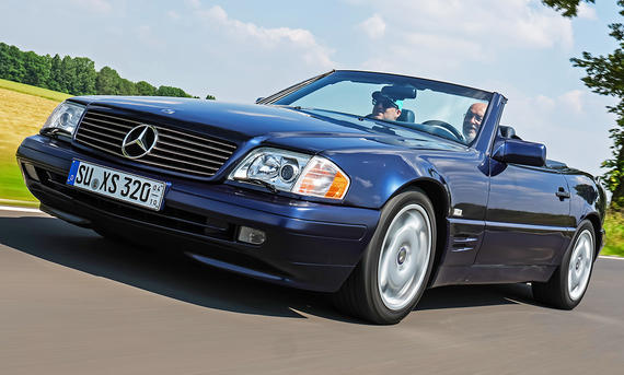 Der Mercedes 320 SL fahrend von vorne