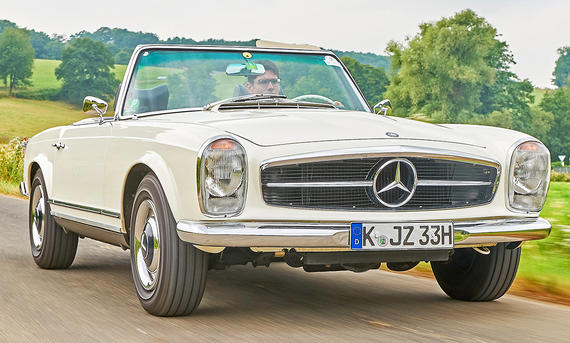 Der Mercedes 250 SL fahrend von vorne