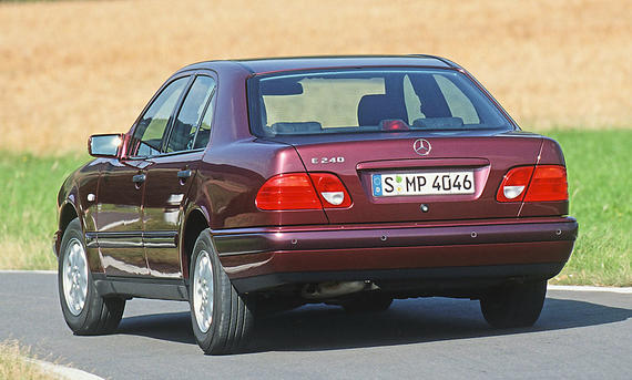 Mercedes W210 Heckansicht fahrend 