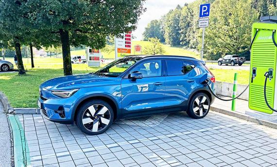 Der Volvo XC40 Recharge steht an einer Ladesäule.