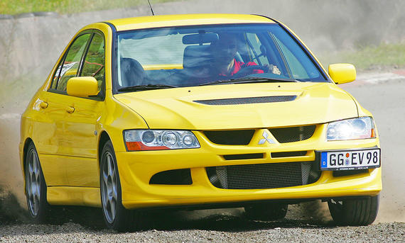 Der Mitsubishi Lancer Evo VIII fahrend von vorne