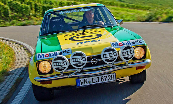 Der Irmscher Opel Ascona A fahrend von vorne