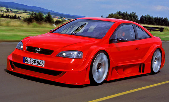 Der Opel Astra OPC X-treme (2001) fahrend von schräg vorne