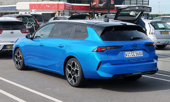 Blick von hinten auf den Opel Astra Sports Tourer GS 1.5 Diesel, der auf einem Parkplatz parkt.