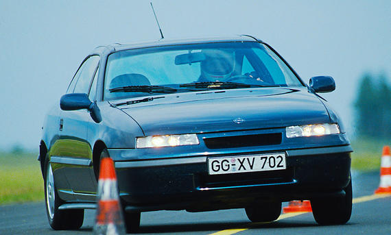 Der Opel Calibra 16V fahrend von schräg vorne fotografiert.