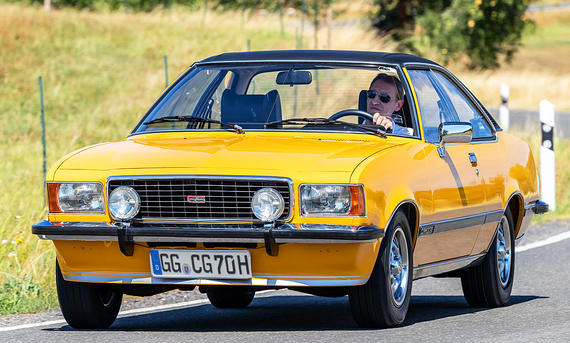 Der Opel Commodore B GS fahrend von schräg vorne