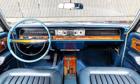 Das Cockpit des Opel Diplomat V8 Coupé.