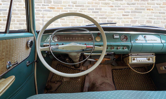 Das Cockpit des Opel Rekord P2.