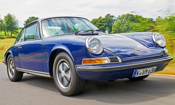 Der Porsche 911 fahrend von vorne