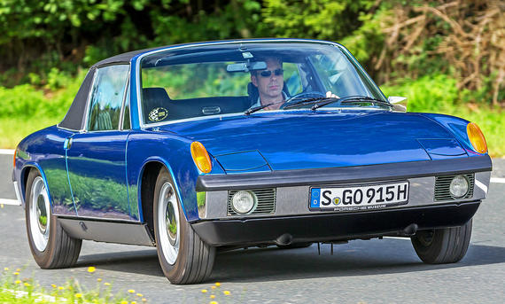 Der Porsche 914/6 fahrend von vorne