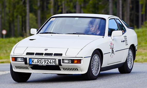 Der Porsche 924 Turbo fahrend von schräg vorne fotografiert.