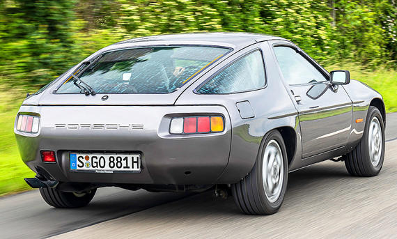 Der Porsche 928 fahrend von hinten fotografiert.