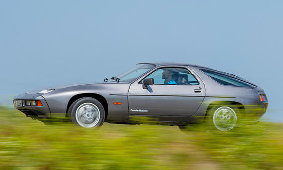 Porsche 928 Seitenansicht fahrend