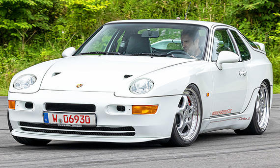 Der Porsche 968 Turbo S fahrend von schräg vorne