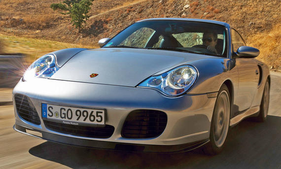 Der Porsche 911 Turbo S (996) fahrend von vorne