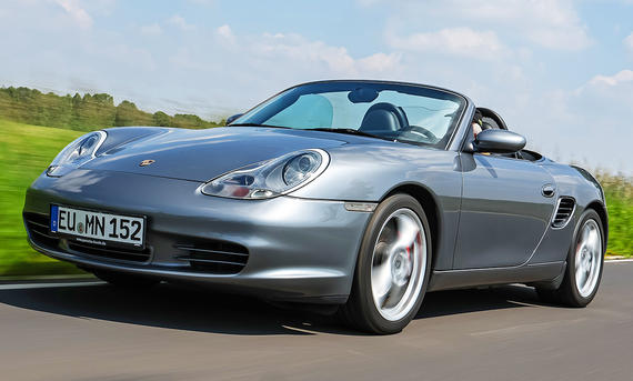 Der Porsche Boxster S fahrend von vorne