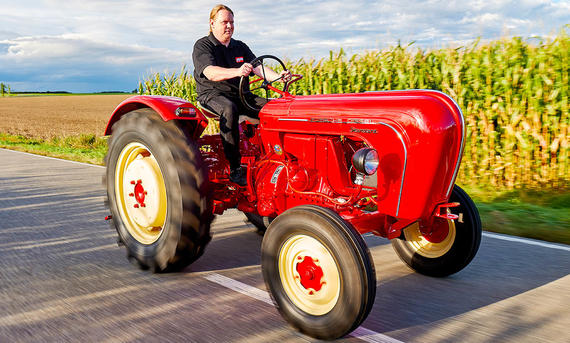 Der Porsche Standard 218 in der Fahrt von vorne fotografiert.