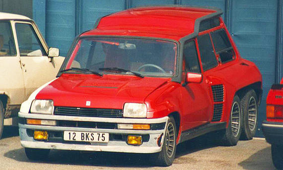 Der Renault 5 Turbo Dreiachser stehend von vorne