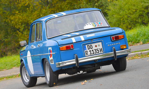 Der Renault 8 Gordini fahrend von schräg hinten fotografiert.