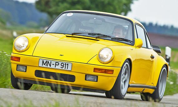 Der Ruf CTR Yellowbird fahrend schräg von vorne fotografiert.