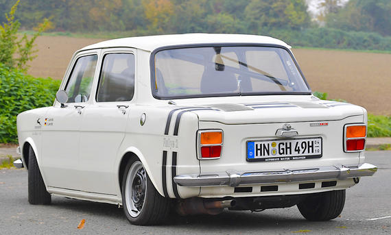 Der Simca Rallye 2 fahrend von schräg hinten fotografiert.