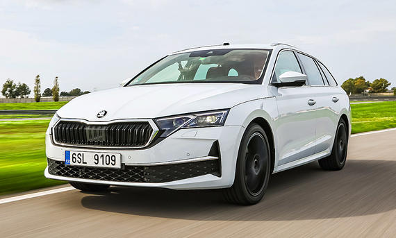 Das Bild zeigt das Testauto Skoda Octavia Combi im Zuge des Sommerreifen-Tests 2025 fahrend von schräg vorne links fotografiert.