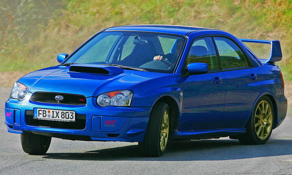 Subaru Impreza WRX STI fahrend von vorne