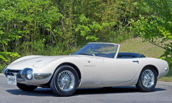 Der Toyota 2000 GT (1967) stehend von schräg vorne