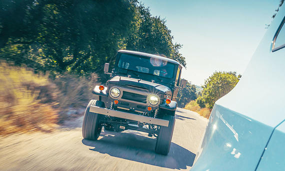 Der Icon4x4 FJ40 fahrend von vorne fotografiert.