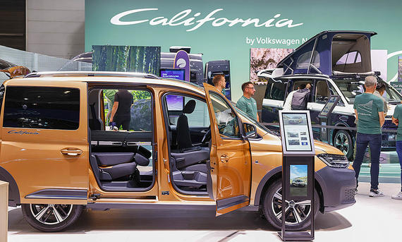 Trends auf dem Caravan Salon 2024; Ansicht VW Caddy California auf dem Messestand Caravan Salon 2024