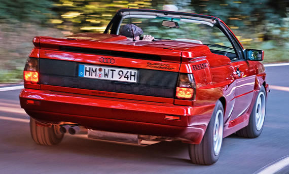 Der Treser Audi Quattro Roadster fahrend von schräg hinten