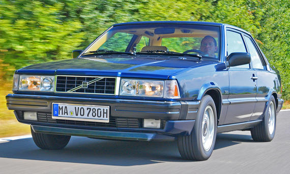 Das Volvo 780 Coupé fahrend von schräg vorne