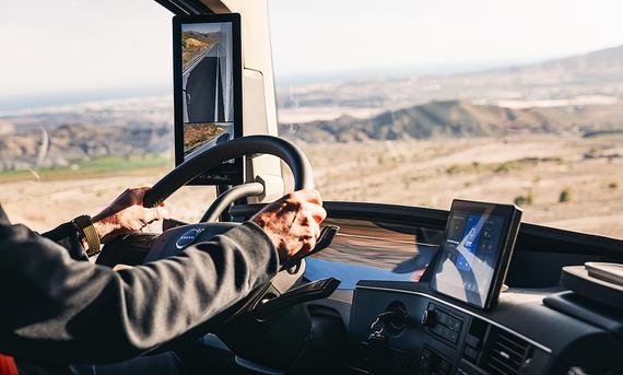 Blick in den Innenraum eines fahrenden Volvo FH (2024).