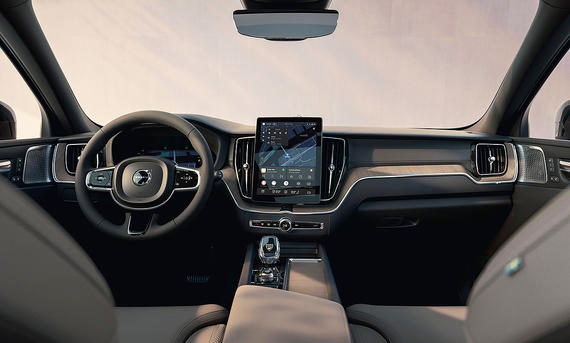 Blick auf die Armaturen im Innenraum des Volvo XC60 Facelift (2025).