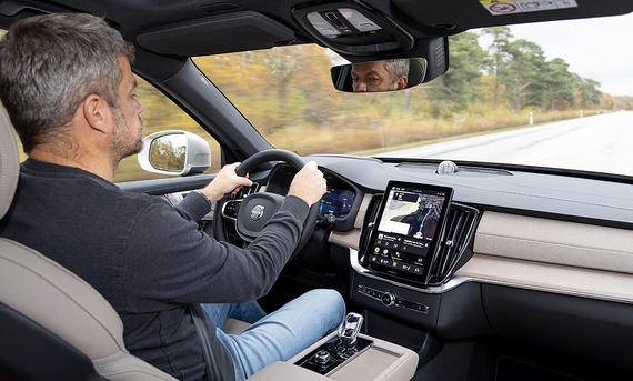 Das Cockpit des Volvo XC90 Facelift (2024) mit Redakteur Johannes Riegsinger.