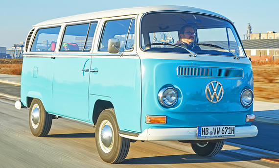 Der VW Bus T2a fahrend von vorne