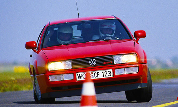 Der VW Corrado G60 fahrend von schräg vorne fotografiert.