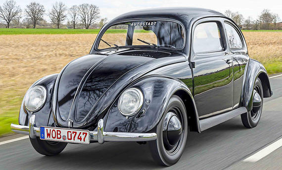 Der VW 03/38 – Porsche Typ 60 fahrend von schräg vorne fotografiert.