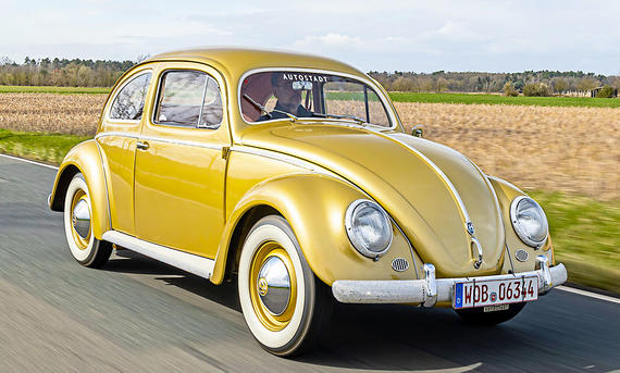 Der VW 1200 (1-Millionster VW) fahrend von schräg vorne fotografiert.