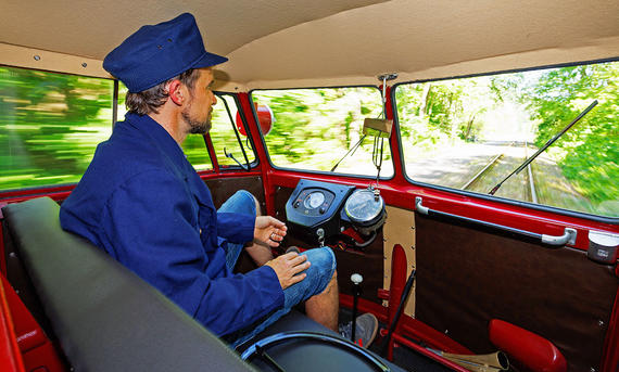 Autor Arne Olerth fahrend im VW T1 Draisine (1954)