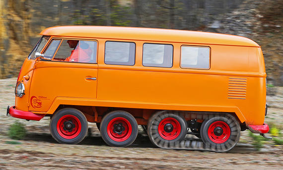 Der VW T1 KK Raupen-Fuchs fahrend seitlich