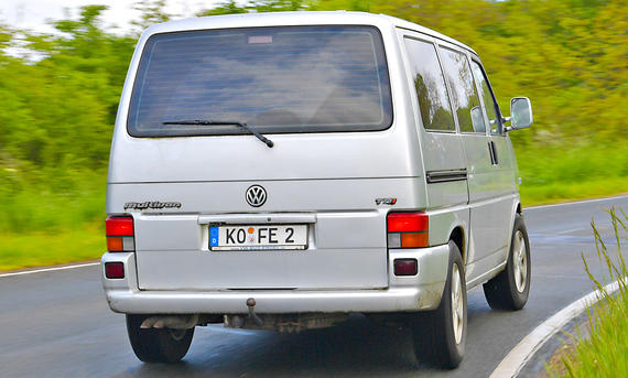 VW T4 Heckansicht fahrend