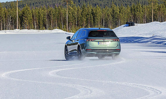 Winterreifen-Test 2024; Slalomtest auf Schnee