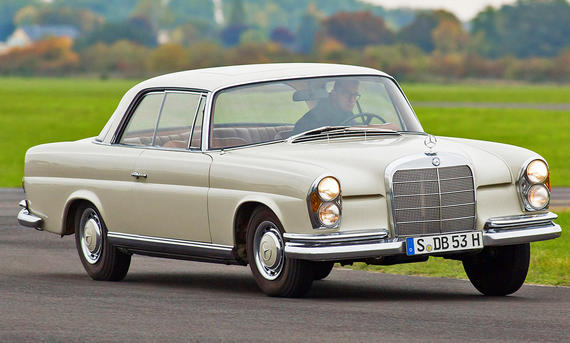 Der Mercedes 220 SEb (W111) fahrend von schräg vorne