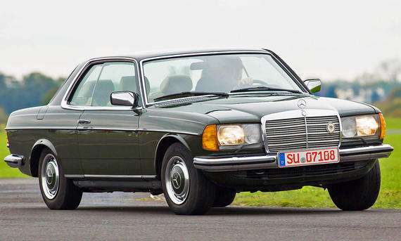 Der Mercedes 230 CE (C123) fahrend von schräg vorne