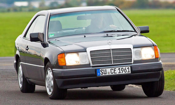 Der Mercedes 230 CE (C124) fahrend von schräg vorne