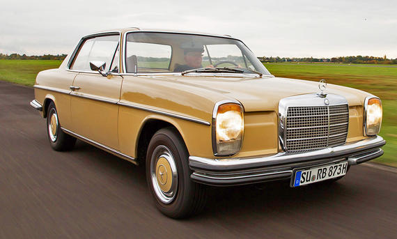 Der Mercedes 250 C (W114) fahrend von schräg vorne